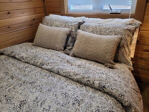 2 bedrooms, WiFi, bed sheets - Intimate Cottage plus Loft with Epic Lake Views (Val-des-Monts)