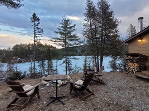Outdoor dining - Intimate Cottage plus Loft with Epic Lake Views (Val-des-Monts)