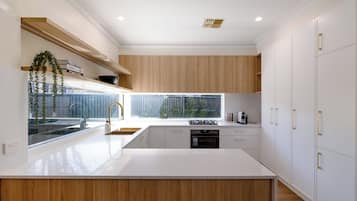 Jääkaappi, uuni, liesi, astianpesukone