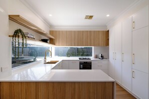 Réfrigérateur, four, plaque de cuisson, lave-vaisselle