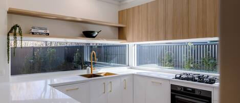 Fridge, oven, stovetop, dishwasher