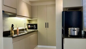 Una cocina moderna con una isla central, electrodomésticos integrados y un diseño elegante.