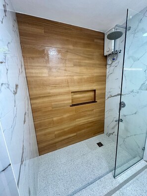 Shower, hair dryer, bidet, towels - Comfort Meets Convenience, Your Perfect Stay in Pasig (Pasig)