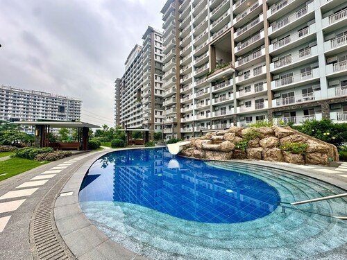 Chic & Cozy 2 bedroom Condo Unit w/ Pool View - Kize Staycation