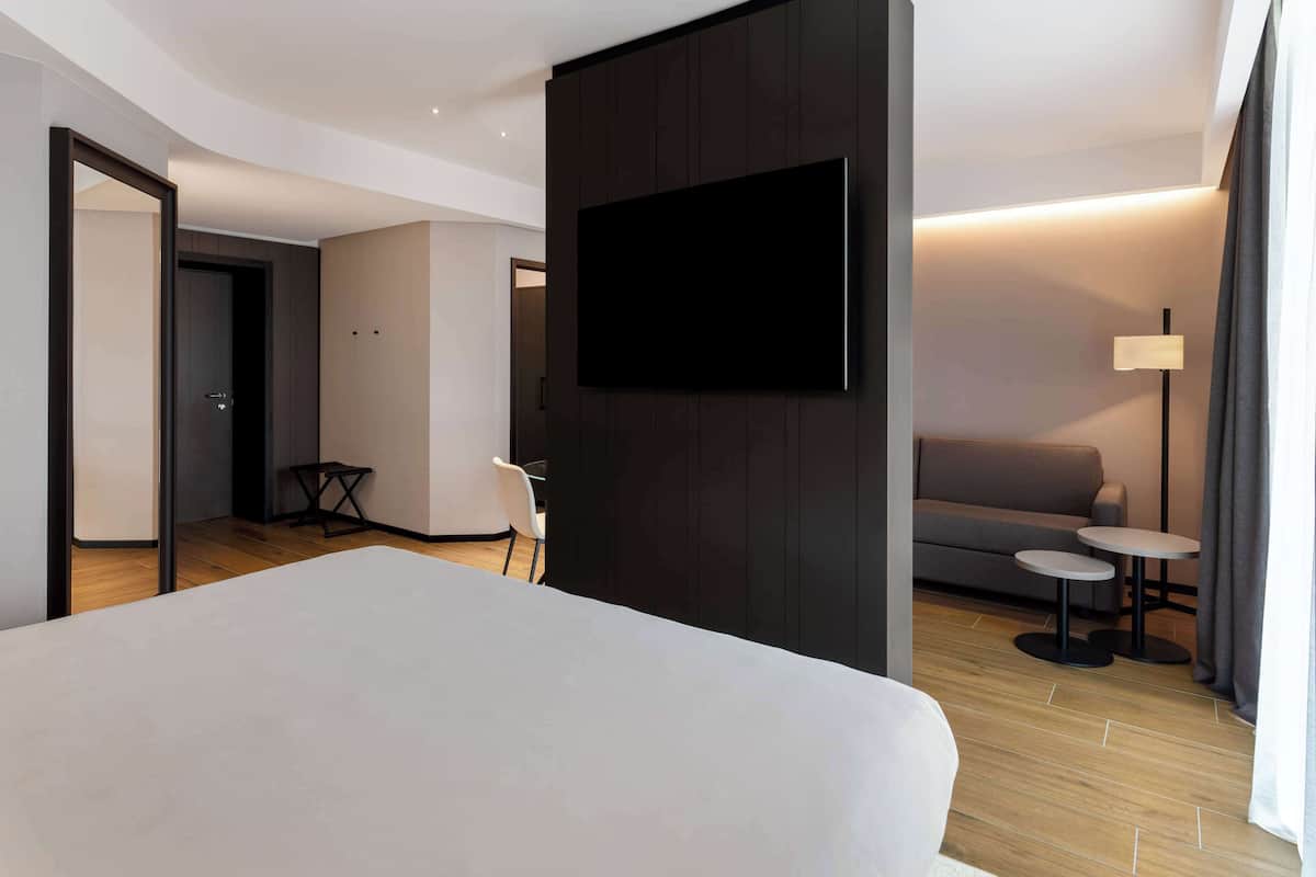 Minibar, caja de seguridad en la habitación y escritorio