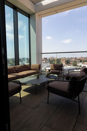 تلفزيون بشاشة مسطحة بحجم 40-بوصة يعرض قنوات فضائية