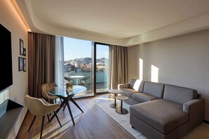 ميني بار وخزنة داخل الغرفة ومكتب وتجهيزات عازلة للصوت