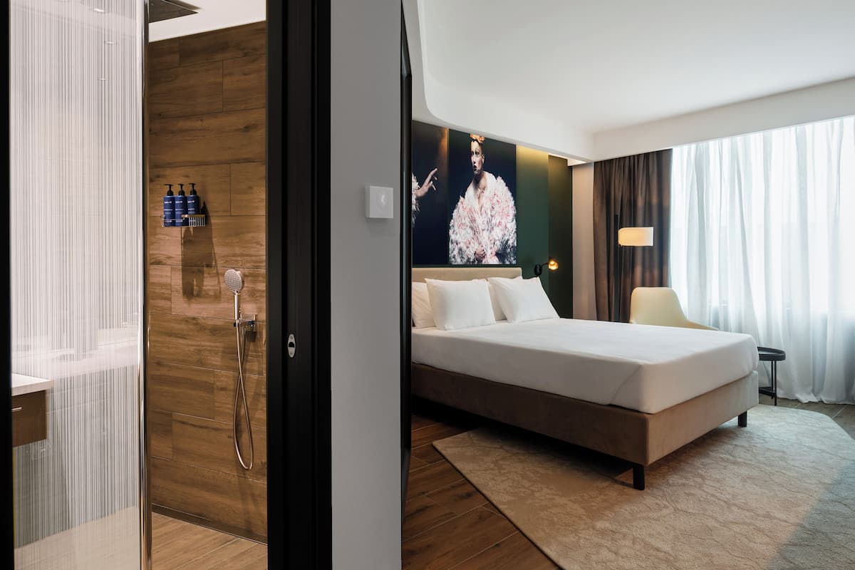 Habitación superior, balcón | Minibar, caja fuerte, escritorio y sistema de insonorización