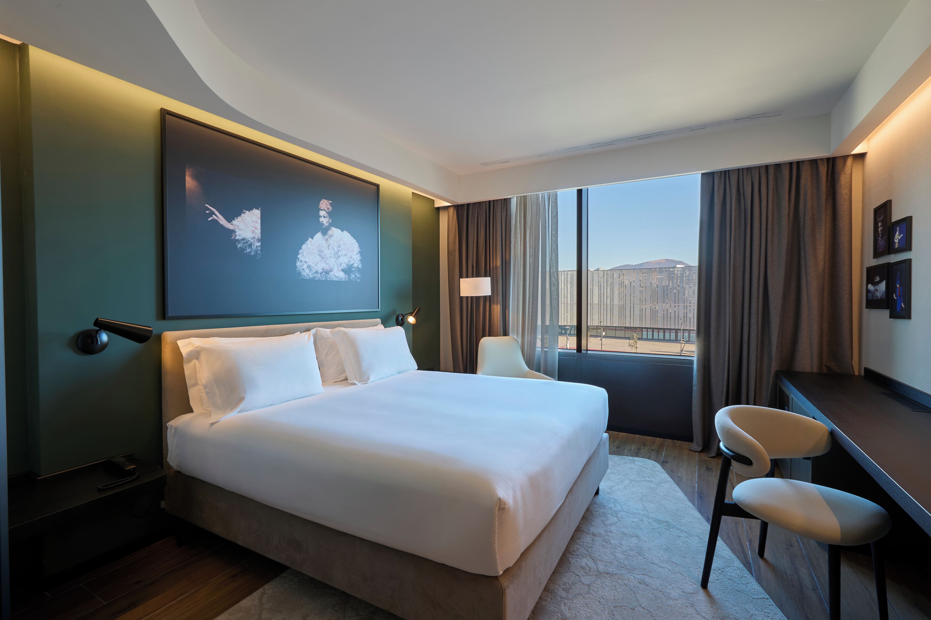 Standard Room | Minibar, in-room safe, desk, soundproofing