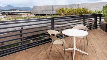 Frigobar, cofres nos quartos, escrivaninha, quartos à prova de som