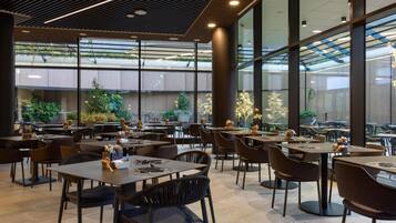 Colazione a buffet, servita tutte le mattine (20 EUR a persona)