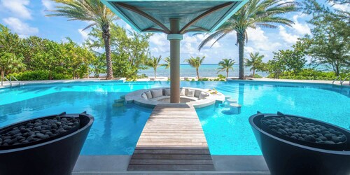 Turtle Breeze: Micro-Resort w/ Swim-Up Pool Bar + Jacuzzi & Chipping Green