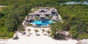 Exterior - Turtle Breeze: Micro-Resort w/ Swim-Up Pool Bar + Jacuzzi & Chipping Green (Barkers)