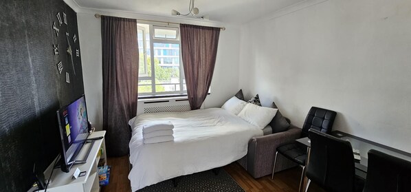 3 bedrooms, iron/ironing board, free WiFi, bed sheets - 2 Bed Flat - Sleeps 4 - Parking - Balcony - Wifi (London)