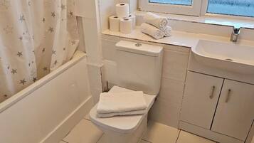 Apartamento | Banheiro | Chuveiro/banheira combinados, banheira de imersão, secador de cabelo