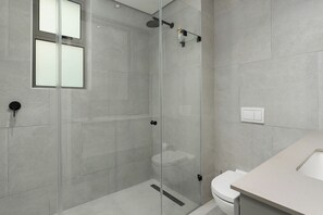 Appartement, 2 slaapkamers, balkon, uitzicht op stad | Badkamer