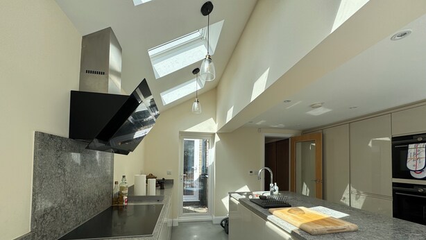A modern kitchen with a central island, a built-in oven, and a skylight. - Delightful 3BD Terrace House, Near London Bridge (Greater London)