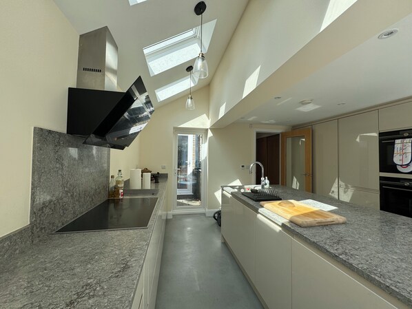 Réfrigérateur, four, plaque de cuisson, lave-vaisselle