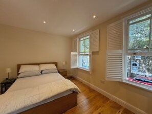 3 habitaciones, tabla de planchar con plancha, internet y ropa de cama