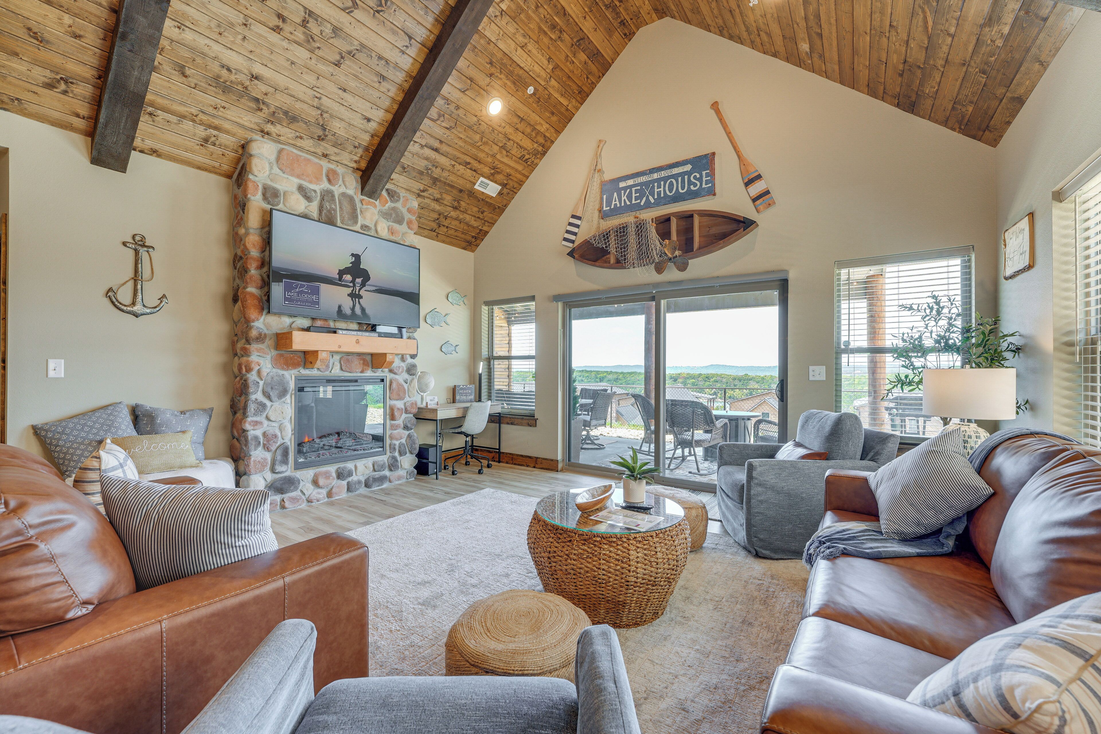 Huis (3 Bedrooms) | Woonruimte | Een televisie en een open haard