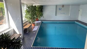 Een binnenzwembad, een verwarmd zwembad