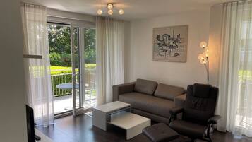 Een televisie, tafelvoetbal en een tafeltennistafel