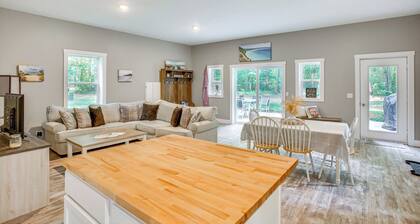 Hike, Ski & Unwind: Michigan Escape w/ Fire Pit!