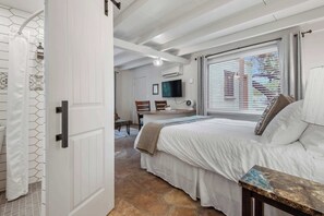 3 soverom, skrivebord, strykejern/-brett og reiseseng for barn