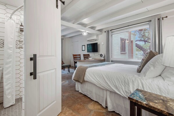 3 bedrooms, desk, iron/ironing board, travel crib