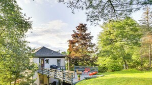 A house with a deck, a small porch, and a red chair. - 3 Mi to Boothbay Harbor: Coastal Colorful Home! (East Boothbay)