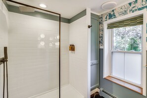 Interior - 3 Mi to Boothbay Harbor: Coastal Colorful Home! (East Boothbay)