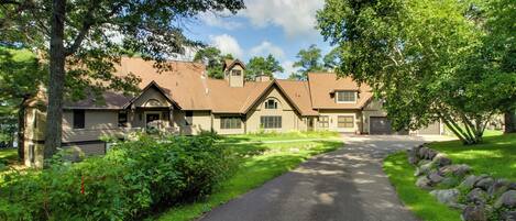 Casa (Multiple Bedrooms) | Vista frontal de la propiedad