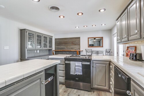 Pet Friendly Home w/ Yard & Grill in Crowell!