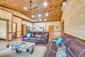 Interior - Hot Tub & Mtn Views: Pet-friendly Englewood Cabin (Englewood)