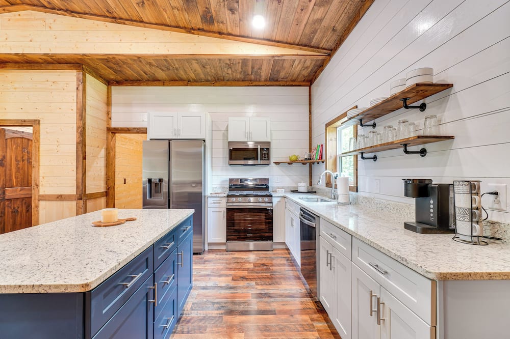 Hot Tub & Mtn Views: Pet-friendly Englewood Cabin - Athens, TN