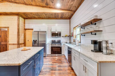 Hot Tub & Mtn Views: Pet-friendly Englewood Cabin