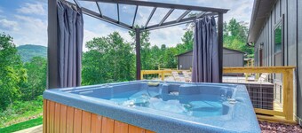 Hot Tub & Mtn Views: Pet-friendly Englewood Cabin