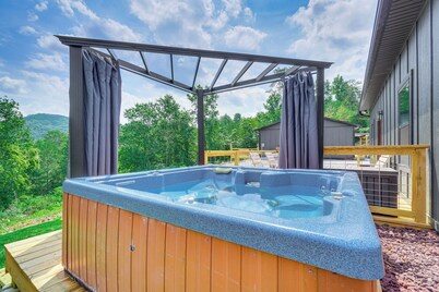 Hot Tub & Mtn Views: Pet-friendly Englewood Cabin