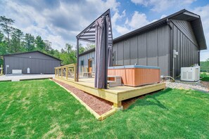 House (2 Bedrooms) | Interior - Hot Tub & Mtn Views: Pet-friendly Englewood Cabin (Englewood)