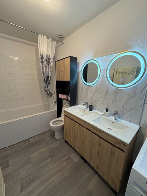Haartrockner, Handtücher, Toilettenpapier