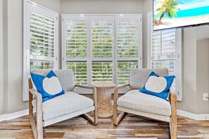 تلفزيون ذكي، مدفأة، مشغل دي في دي