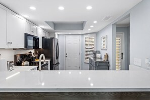 ثلاجة، ميكروويف، فرن، موقد طهي مسطح