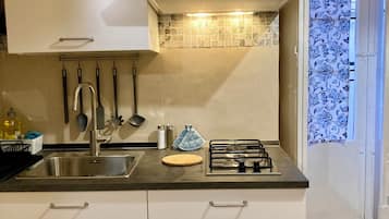 Kühlschrank, Mikrowelle, Kochgeschirr/Geschirr/Besteck, Esstisch