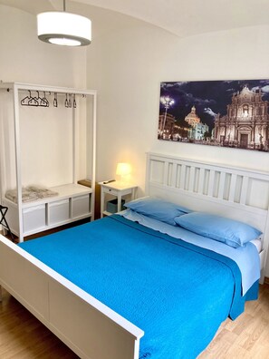 2 bedrooms, travel crib, WiFi, bed sheets - San Martino House at the Cathedral (Catania)