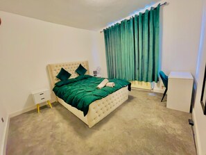 House | 5 bedrooms, desk, iron/ironing board, free WiFi - 5bed-10 Guests-near City Centre-free Parking (Leeds)