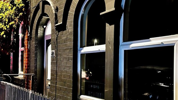 A building with arched windows and a brick facade. - 5bed-10 Guests-near City Centre-free Parking (Leeds)