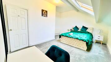 House | 5 bedrooms, desk, iron/ironing board, free WiFi