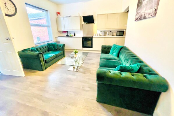 House | Living area | TV - 5bed-10 Guests-near City Centre-free Parking (Leeds)