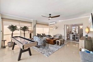 Smart TV - 3BR HOME! PRIVATE POOL! GRILL! SHUFFLEBOARD! (Noord)
