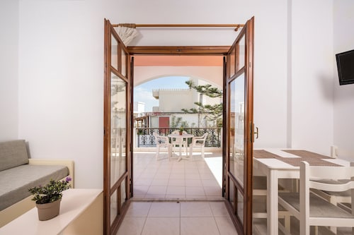 Captain Michalis Apartments - 750m from Kalamaki beach